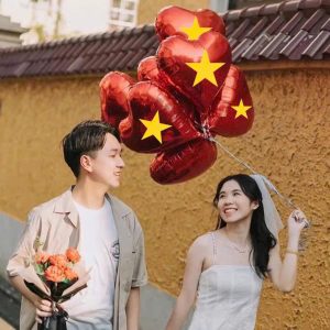 Bóng tim màu đỏ sao vàng